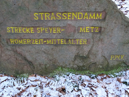 Ritterstein 246 Strassendamm Totenkopf Detail.jpg