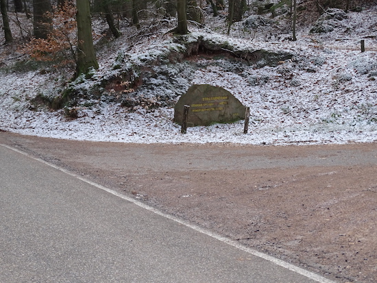 Ritterstein 246 Strassendamm Totenkopf Ansicht.jpg