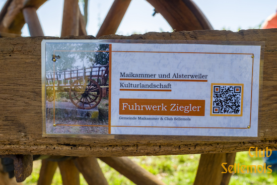 Schild des Club Sellemols und der Gemeinde Maikammer zum Projekt KULADIG (digitaler Datenbestand der kulturlandschaftlich wertvollen Objekte). © Bernhard Wingerter