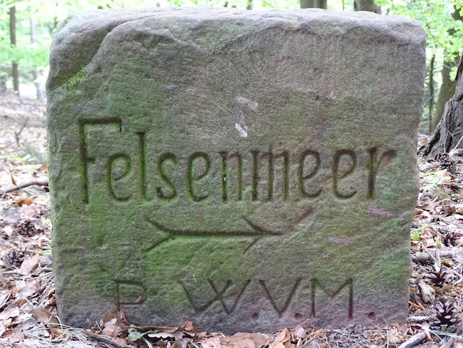 Beschrifteter Stein Kalmit Felsenmeer.jpg