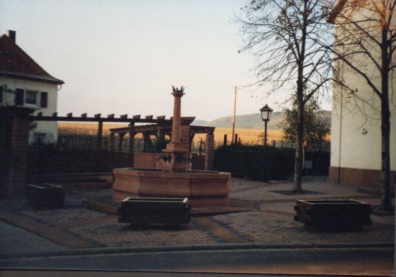 Datei:Alsterweiler Brunnen PWV Album S.63.jpg