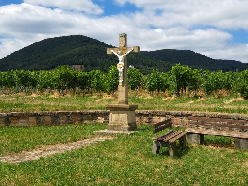 Datei:Steinkreuz jubilaeumskreuz vogelsang alsterweiler haardtrand.jpg