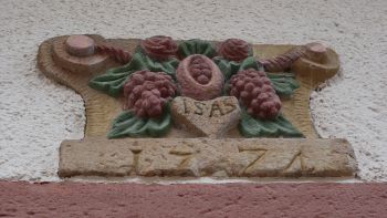 Ofenstein an Hauptstraße Nr.26 als Spolie an der Hauswand verbaut.