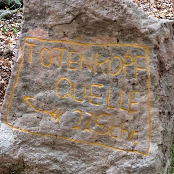 Datei:Totenkopfquelle wegweiserstein beschriftung 20230824.jpg