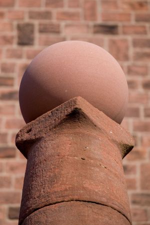 Kalmit denkmal kugel neu 2025.jpg