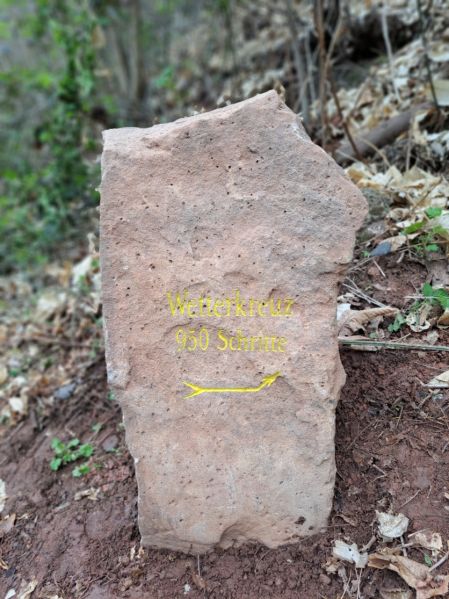 Datei:Alter prozessionsweg wegweiserstein 20230417.jpg