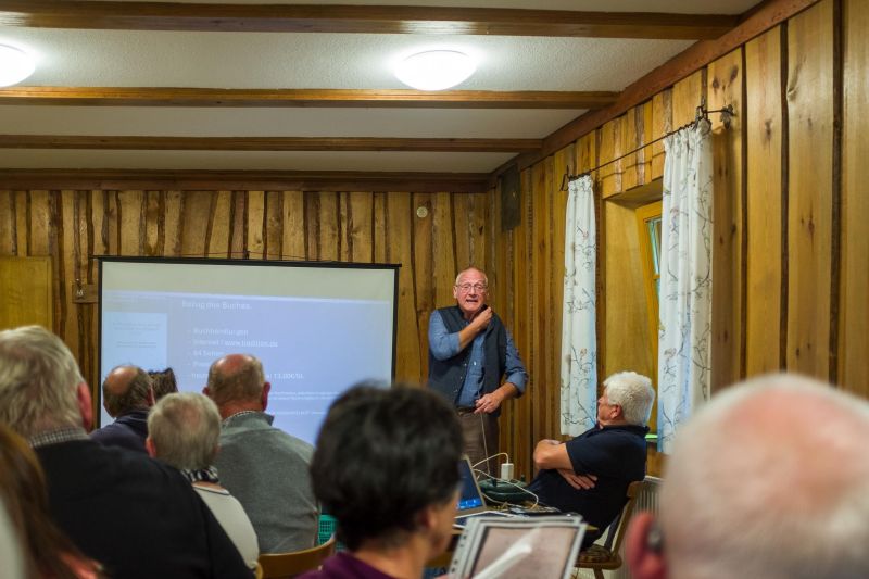 Datei:Totenkopf buchvorstellung 2024 2.jpg