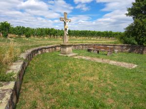Steinkreuz jubilaeumskreuz vogelsang alsterweiler anlage.jpg