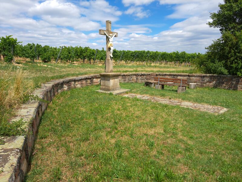 Datei:Steinkreuz jubilaeumskreuz vogelsang alsterweiler anlage.jpg