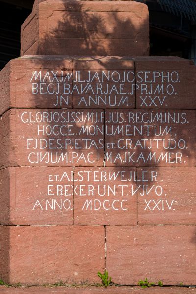 Datei:Kalmit denkmal inschrift 2025.jpg