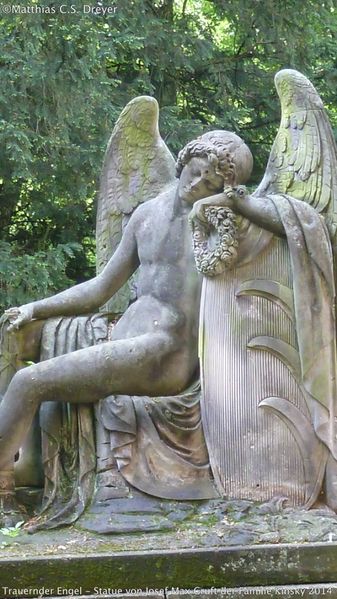 Datei:Josef Max Trauernder Engel GruftKinsky.jpg