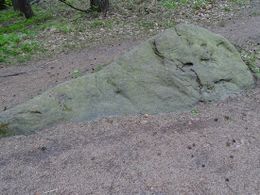 Wegweiserstein Taubenkopf Weggabelung Kalmit.jpeg